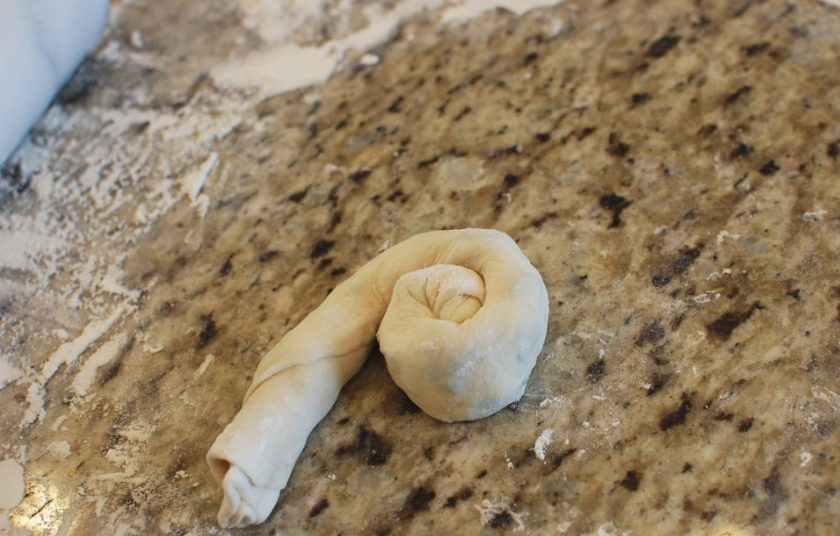 1. Этап. Лепешки на сковороде с зеленым луком: 8. Сверните рулет в улитку.