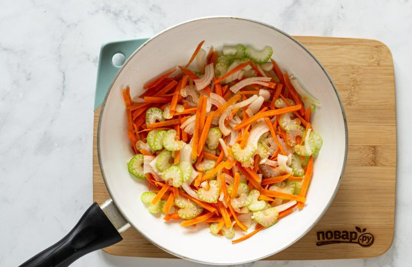 1. Этап. Постный суп из маша: В сковороде обжарьте тонко нарезанный лук, сельдерей и морковь до золотистого цвета.