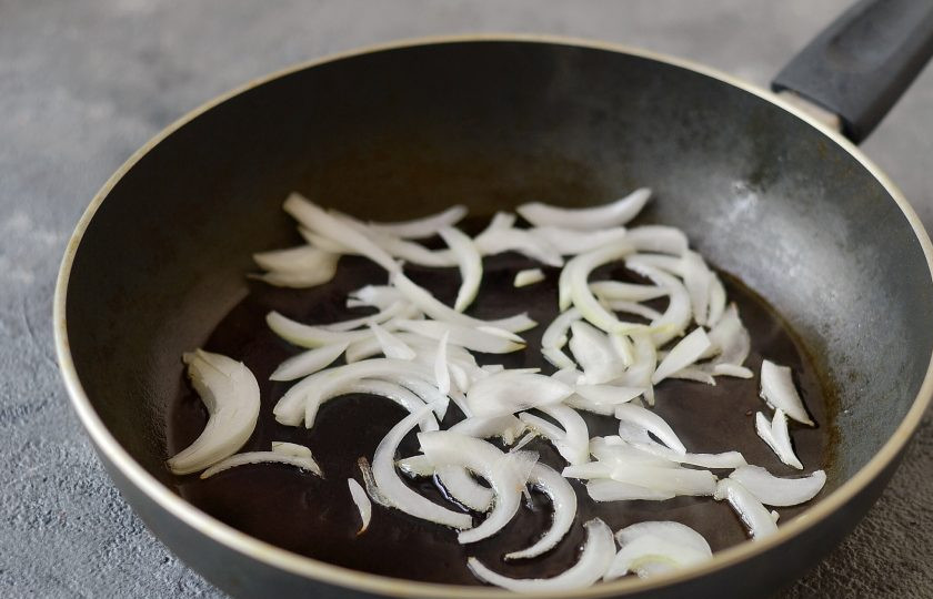 1. Этап. Киркаш: Лук нарежьте тонкими полукольцами. Обжарьте его на среднем огне пару минут.