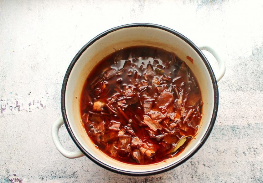 1. Этап. Сало в луковом рассоле: Влейте в кастрюлю воду и поставьте на средний огонь. Доведите до кипения и готовьте рассол на медленном огне в течение 10 минут.