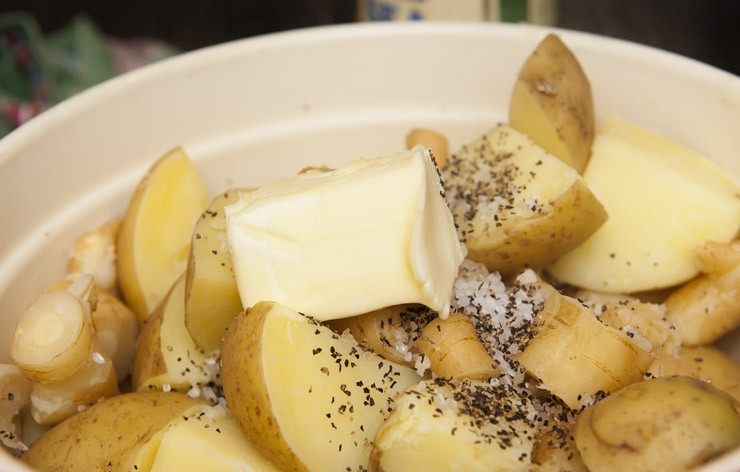 1. Этап. Пюре из картофеля и пастернака: Выложите все в большую миску и положите туда кусок сливочного масла.