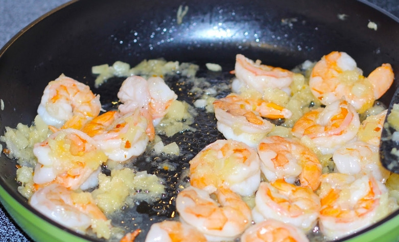 1. Этап. Салат из креветок с ананасами: 3. Филе креветок разморозим и обжарим на сливочном масле вместе с мукой, чесноком и специями.