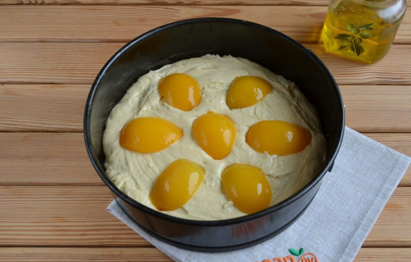 1. Этап. Персиковый пирог: 9. Половинки персиков порежьте на пополам. Разложите красиво на пироге, чуть вдавите их в тесто. Разогрейте духовку до 180 градусов. Поставьте пирог на 35 минут.