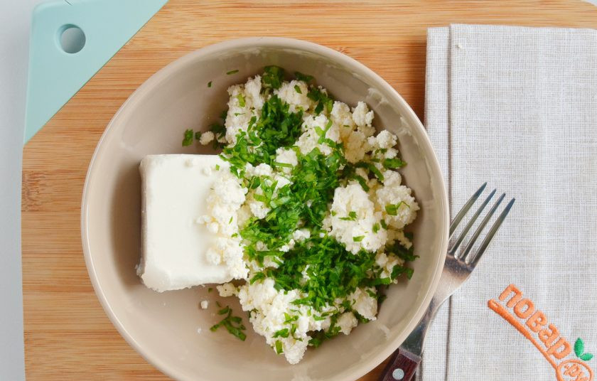 1. Этап. Закуска под коньяк: В тарелку выложите творог, фету, базилик.