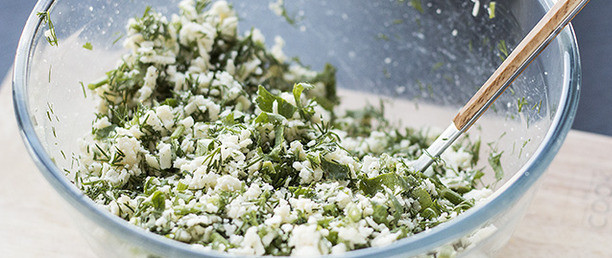 1. Этап. Бутерброды с творожным сыром: В большой чашке хорошо смешайте натертый творожный сыр, зелень, тертый чеснок, соль, перец. Если получается суховато добавьте майонез или сметану.