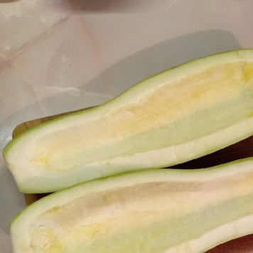 1. Этап. Кабачки, фаршированные рисом и грибами: Ложкой удалить часть мякоти.