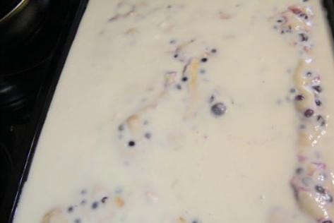 1. Этап. Заливной ягодный пирог: 5. Взбиваем сметану и сгущенное молоко, выливаем нашу заливку на поверхность пирога — и снова отправляем его допекаться в духовку.