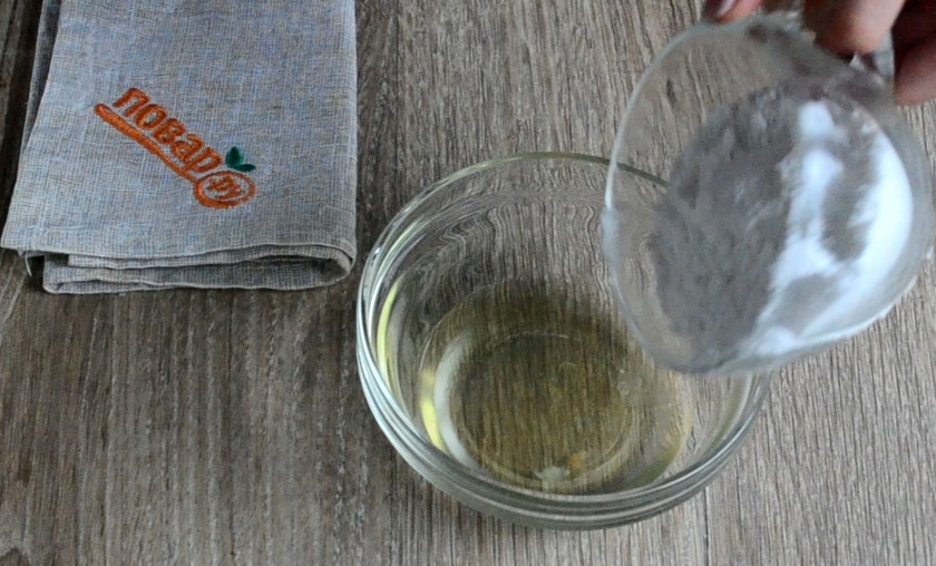 1. Этап. Новогоднее печенье Петушки: Для глазури смешайте белок с сахарной пудрой, добавьте лимонную кислоту, сначала перемешайте вилкой, а затем взбейте добела миксером.