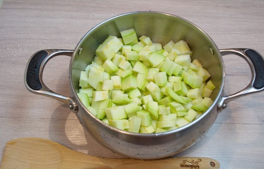 1. Этап. Кабачковая икра без жарки: Для тушения овощей лучше всего выбрать большую толстостенную кастрюлю. Кабачки поместите в эту кастрюлю и займитесь подготовкой других овощей.