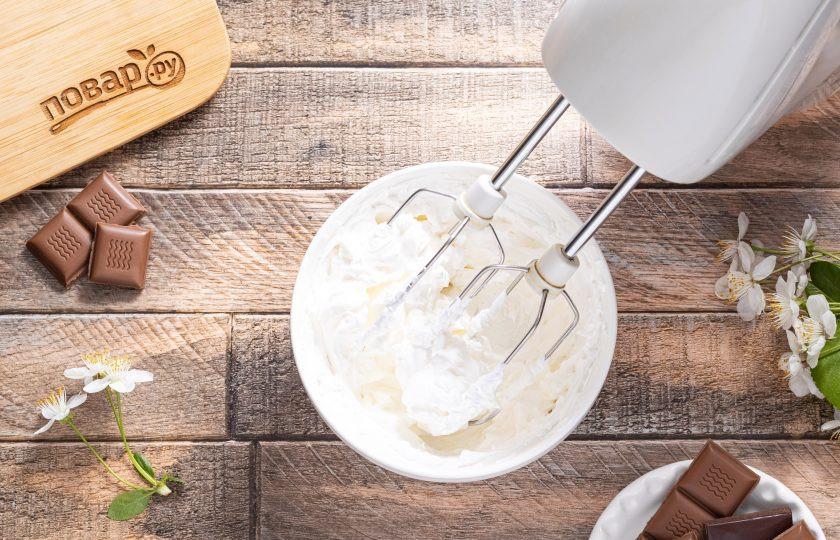 1. Этап. Горячий бельгийский шоколад: Отдельно взбейте сливки с сахарной пудрой до мягких пиков.