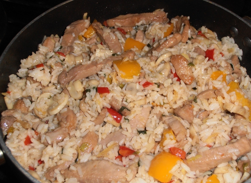 1. Этап. Рис с грибами и овощами: Потом к овощам на сковороду верните курицу и рис отварной. Перемешайте все, посолите и поперчите, добавьте приправ по вкусу. Готовьте минуту или две.