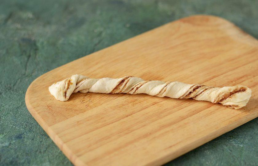 1. Этап. Слоеные булочки с кардамоном и корицей: Каждую полоску скрутите в жгут.