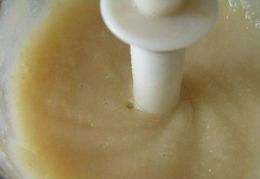 1. Этап. Торт Последний звонок: Желатин замочите в воде до набухания. Гуаву измельчите с помощью блендера, добавьте сахар, нагрейте до теплого состояния и введите распущенный на водяной бане желатин.