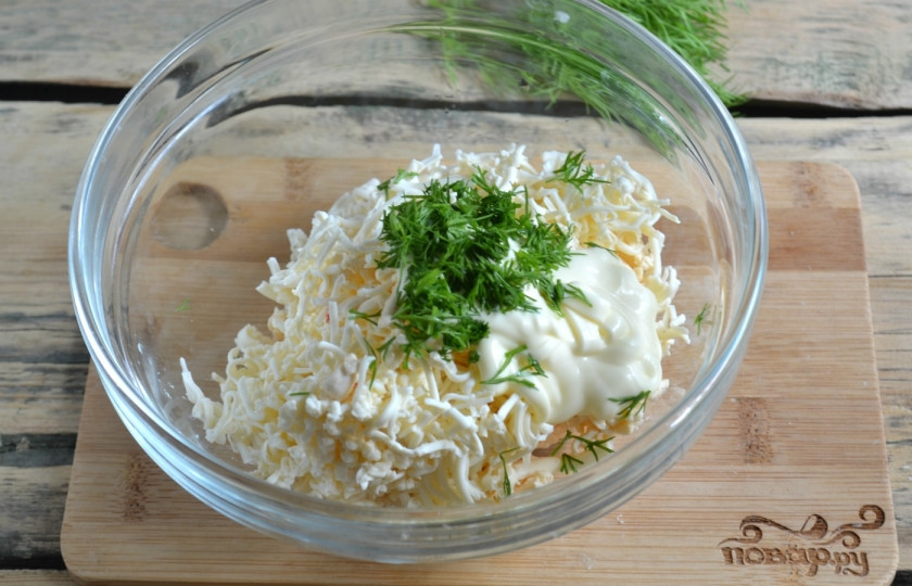 1. Этап. Лаваш с сыром и укропом: Добавьте мелко нарубленный укроп и майонез.