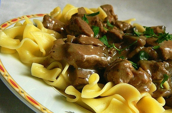 1. Этап. Печень по-бефстрогановски: Посыпаем печень по-бефстрогановски зеленью, гарнируем пюре, отварным рисом или макаронами и подаем на стол.