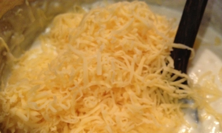 1. Этап. Цветная капуста запеченная в духовке со сливками: Высыпаем в смесь практически весь натертый сыр, примерна 5/6 от всего.