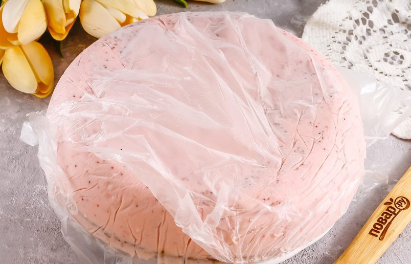 1. Этап. Шоколадный торт с клубничным муссом: Поместите форму в холодильник минимум на 3-4 часа, а лучше — оставьте на ночь. Затем слегка потяните за пищевую пленку, чтобы она отстала от стенок чаши. Затем переверните форму на тарелку. Торт выпадет из формы. Удалите пленку.