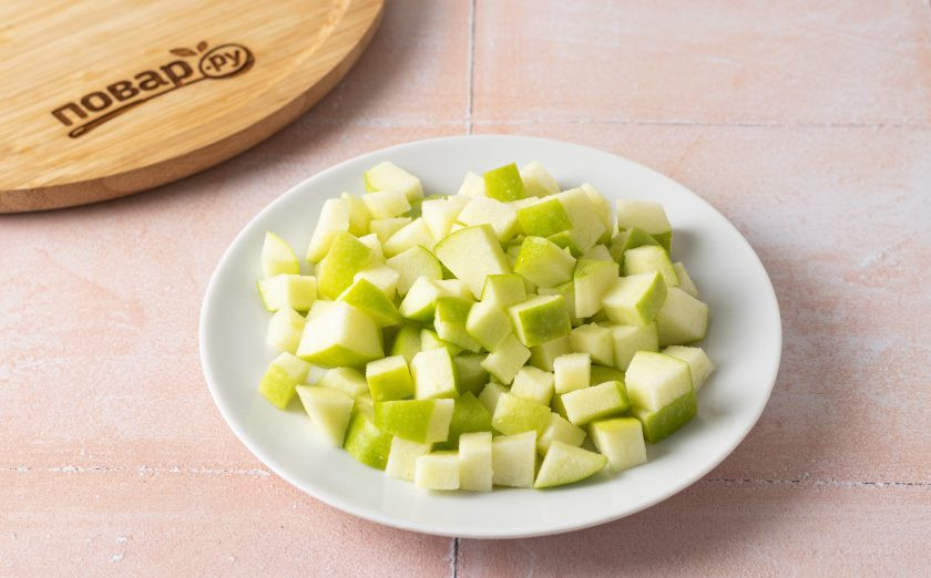 1. Этап. Варенье из сельдерея: Яблоки нарежьте кубиками.