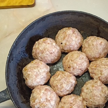 1. Этап. Ёжики: Из готового фарша сформовать ёжики размером с теннисный мяч и уложить их в глубокую сковороду.