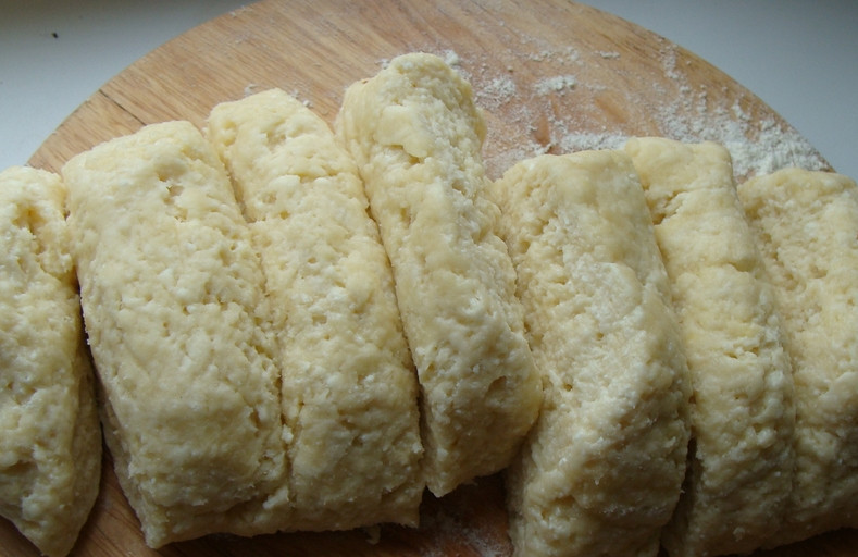 1. Этап. Сырный торт на сковороде: Готовим тесто. Растираем сахар с яйцом, добавляем творог и порезанный маргарин. Затем подсыпаем муку с разрыхлителем, замешиваем тесто. Разделите тесто на 8 частей.