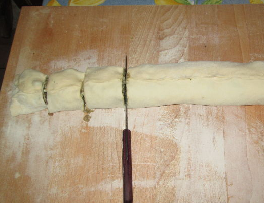 1. Этап. Бёреки: 4. Теперь сворачиваем тугой рулет, режем его, как колбасу, на одинаковые куски. Обжарим каждый кусочек на среднем огне на сковородке.