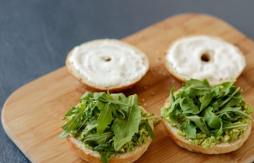 1. Этап. Бейгл с грибами и авокадо: Добавьте рукколу и обжаренные грибы. Накройте верхней частью.