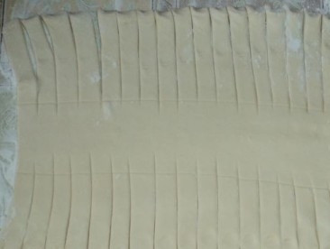 1. Этап. Слоеный сырный пирог: И две крайние части разрезаем на полоски шириной 1-1,5 см.