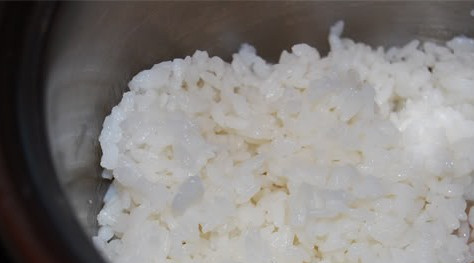 1. Этап. Сливочный суп с угрем: Рис для суши отвариваем до полной готовности в соответствии с инструкцией и так же выкладываем в кастрюльку.