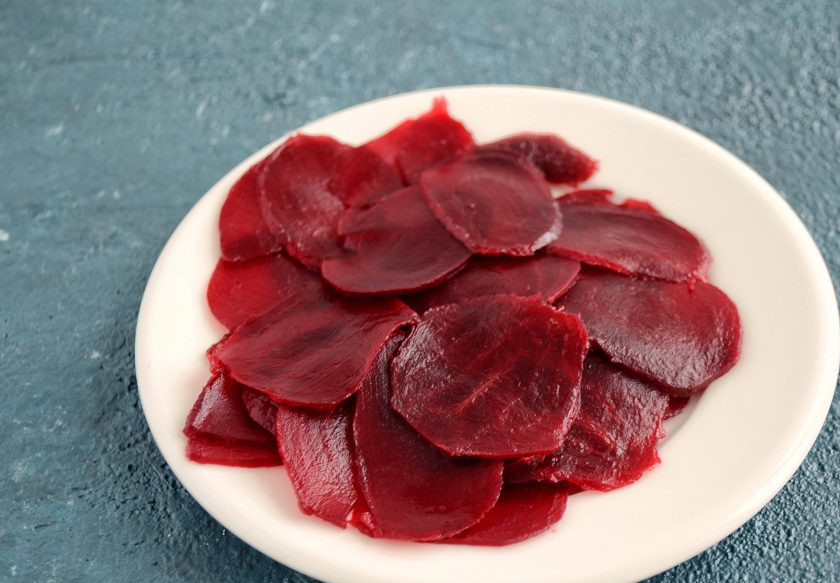 1. Этап. Карпаччо с рукколой: Свеклу отварите в кипящей воде, затем нарежьте на тонкие кружочки. Если свекла небольшого размера, то можно воспользоваться овощечисткой.