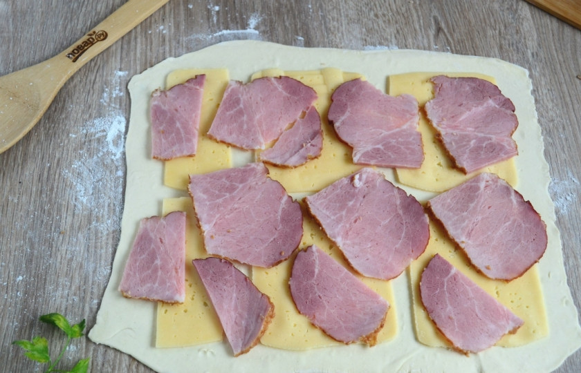 1. Этап. Закусочные булочки (классная идея!): Выложите скачала ломтики сыра, а затем тонкие ломтики ветчины.