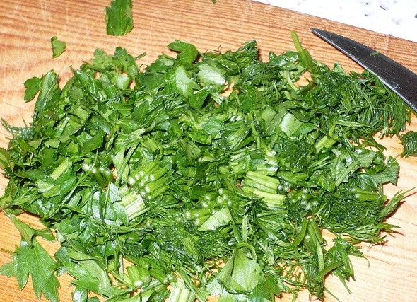 1. Этап. Запеканка из картофельного пюре с курицей: 4. Зелень промываем, сушим с помощью бумажного полотенца и мелко рубим ножом или измельчаем ножницами.