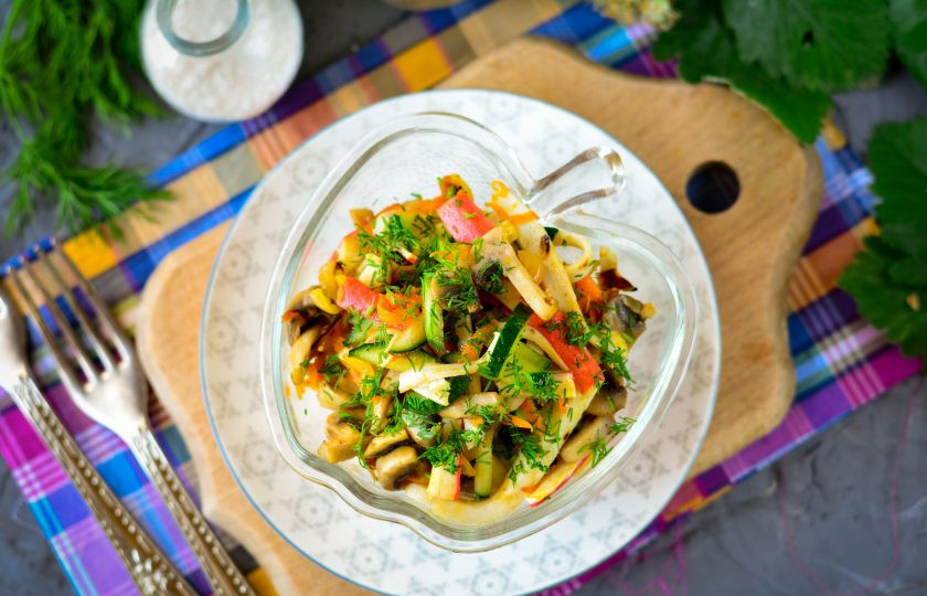 1. Этап. Салат с жареными крабовыми палочками: Салат сразу переложите в порционную посуду, добавьте сверху свежую зелень и подавайте к столу. Приятного аппетита!