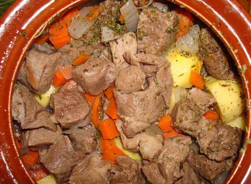 1. Этап. Баранина в горшочках с картошкой: 4. Перекладываем эту смесь в горшочки поверх картошки. Добавим специи, закроем крышечками, и отправим в разогретую духовку тушиться до полной готовности картошки и мяса. Подавать прямо в горшочках!