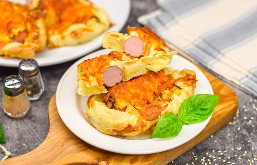 1. Этап. Плетеные Хот-доги из слоеного теста с плавленым сыром: Приятного аппетита!