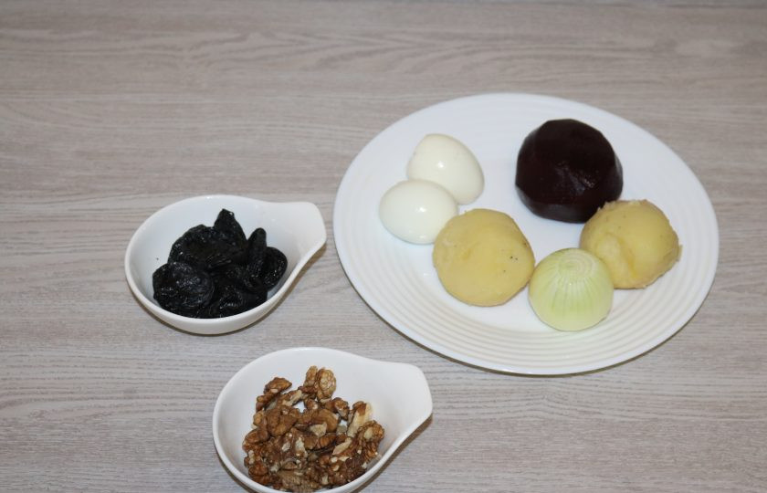 1. Этап. Салат Графский: Подготовьте ингредиенты. Овощи и яйца отварите до готовности, остудите и почистите.