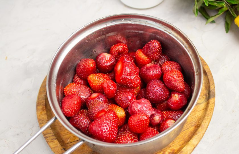 1. Этап. Варенье из клубники с лимоном и мятой: Ягоды переложите в сотейник.