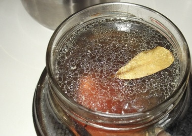 1. Этап. Малосольная сельдь: Заливаем рассол, затем немного подождем, пусть рассол распределится внутри. Затем еще добавим рассола до самого верха банки.