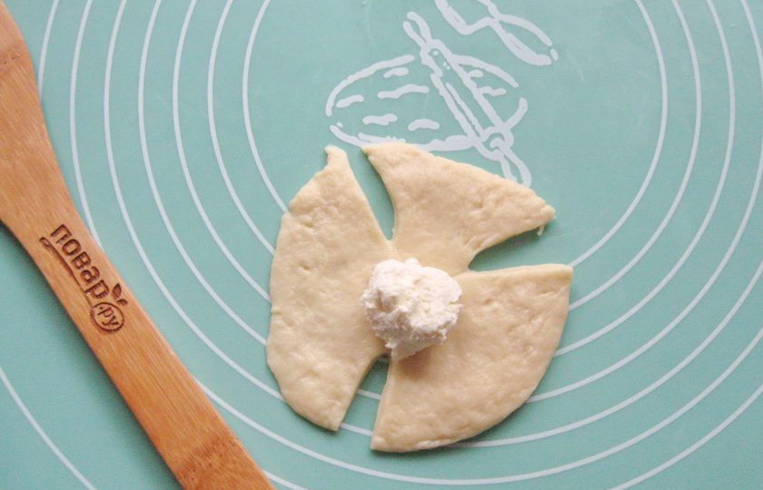 1. Этап. Булочки Как у бабушки: На середину круга выложите чайную ложку начинки из творога.