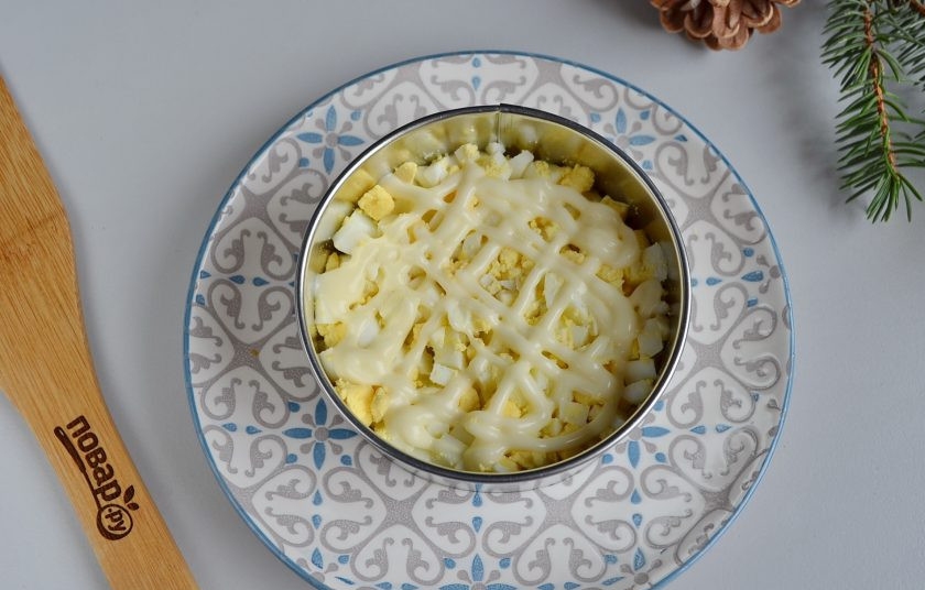 1. Этап. Салат-торт Селедка под шубой: Далее яичный слой, майонезная сеточка.