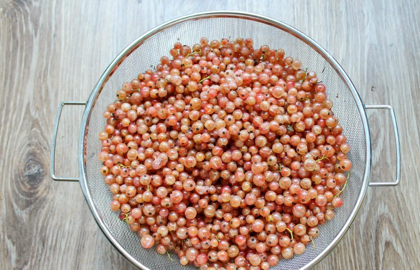 1. Этап. Варенье-желе из смородины: У смородины удалите листочки, выложите в сито ягоды и промойте в холодной воде. Дайте постоять в течение 15 минут, чтобы вода стекла.