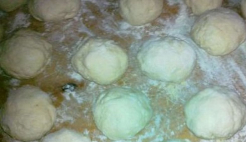 1. Этап. Галушки с начинкой: 4. Слепите мешочки и скатайте в шарики.