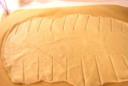 1. Этап. Сэндвич со свининой: Далее нагреваем духовку до 300F/175C. Сделайте полоски на тесте так же, как это показано на картинке.