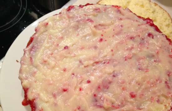 1. Этап. Бисквитный клубничный торт: Осталось собрать торт. Бисквит разрезаем пополам. Промазываем один слой пюре и кремом. На него помещаем второй слой и делаем то же самое.