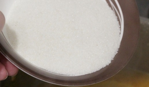 1. Этап. Взбитая каша с курагой: Помешивая венчиком, всыпать поленту.