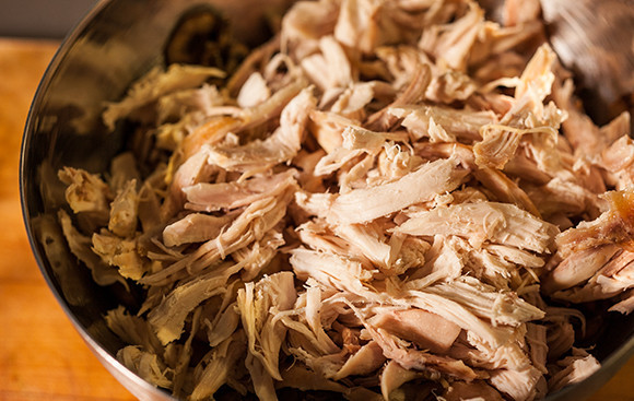 1. Этап. Спагетти под грибным соусом: 2. Дальше добавляем вино, сметану и масло. Сюда же - кусочки курицы. Вместе все тушим, и добавим специи и соль.