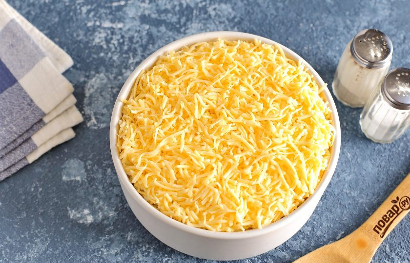 1. Этап. Слоеный салат с окорочком: И последним слоем выложите сыр.