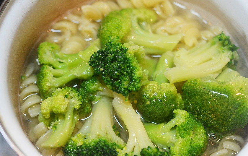 1. Этап. Салат из макарон с брокколи, фетой и беконом: 2. Добавьте брокколи, разобранную на соцветия, на 1 минуту.