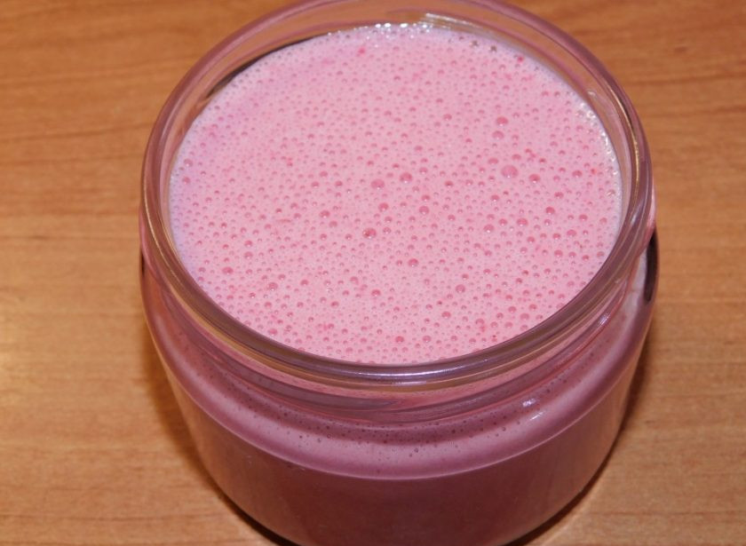 1. Этап. Крем-мёд с ягодами: Разливаем по баночкам и убираем в холодильник.