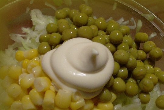 1. Этап. Студенческий салат: 4. Заправьте по вкусу майонезом. Можно добавить свежую зелень, но вряд ли ее найдешь в студенческом холодильнике.