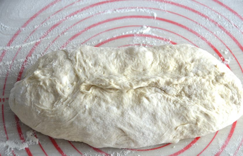 1. Этап. Пшеничный хлеб на ржаной закваске: Еще раз подкатайте хлеб, слегка растягивая его в стороны, сформируйте батон.